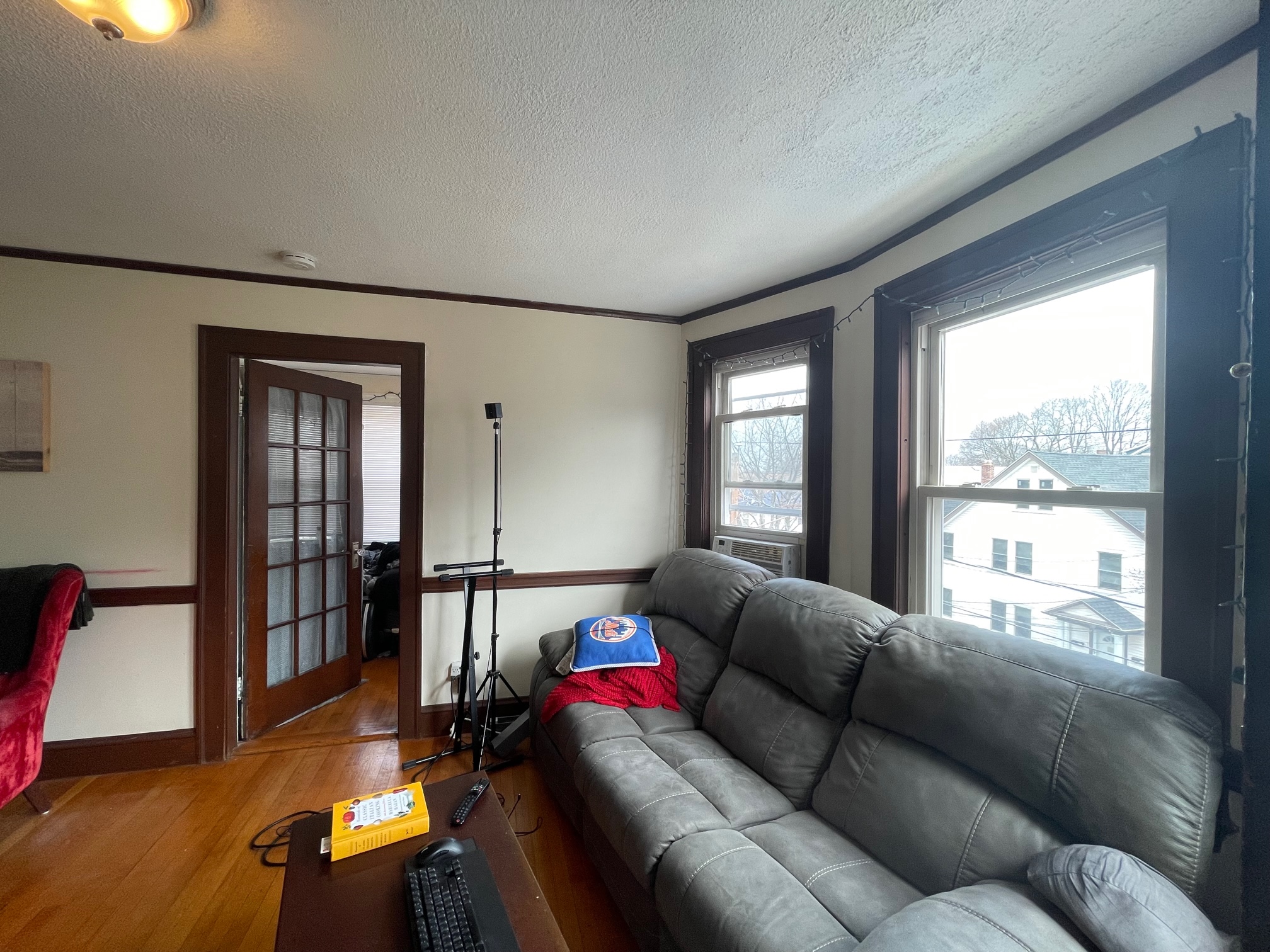 3 bed, 1 bath apartment for rent at 58 Brock St Unit 3, Oak Square — photo 3 of 12