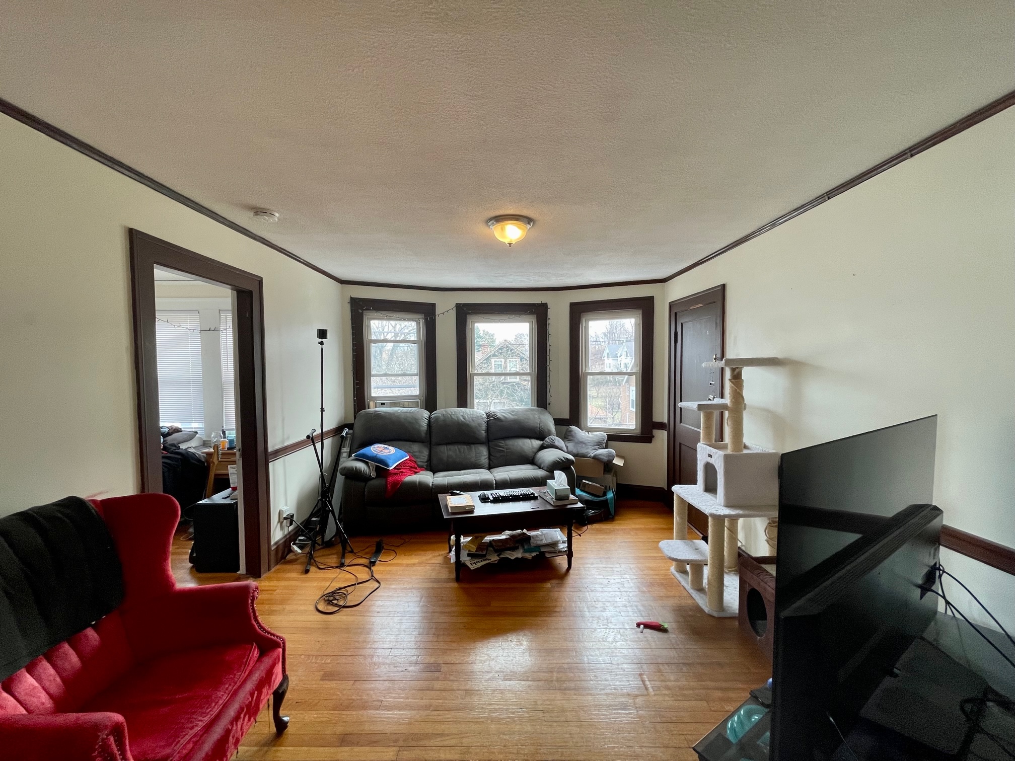 3 bed, 1 bath apartment for rent at 58 Brock St Unit 3, Oak Square — photo 1 of 12