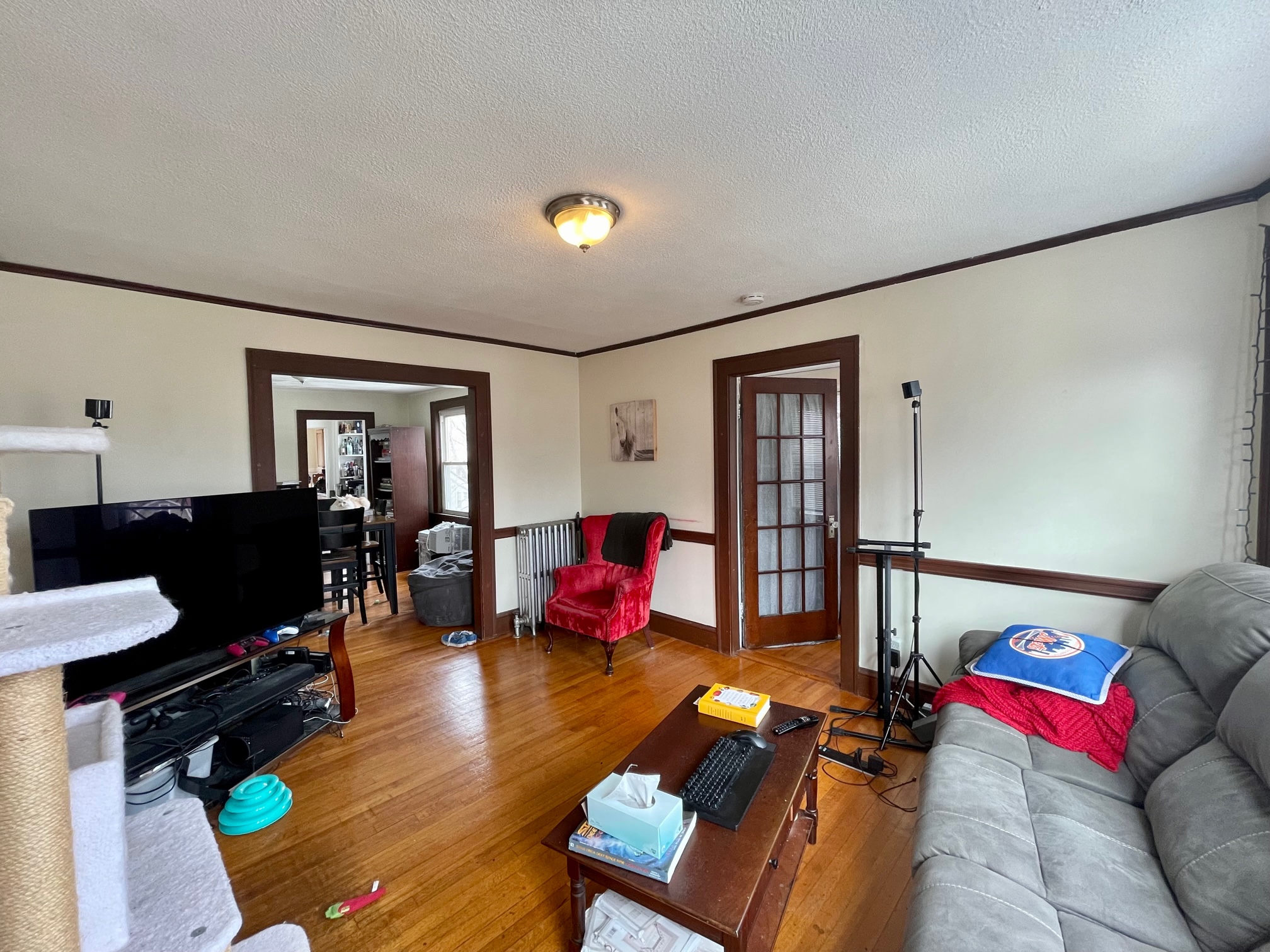 3 bed, 1 bath apartment for rent at 58 Brock St Unit 3, Oak Square — photo 2 of 12