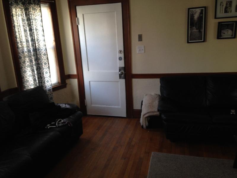 3 bed, 1 bath apartment for rent at 58 Brock St Unit 5, Oak Square — photo 2 of 4