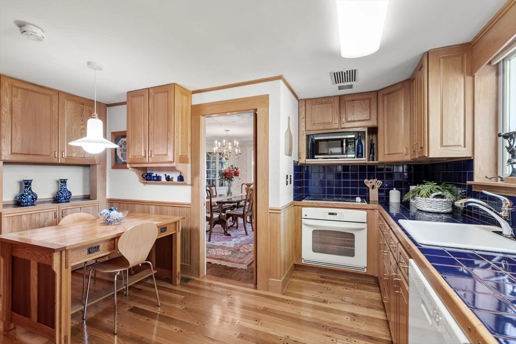 4 bed, 2 bath apartment for rent at 58 Country Club Rd, Newton — photo 4 of 10