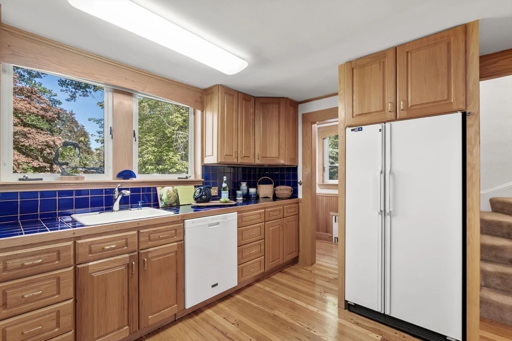 4 bed, 2 bath apartment for rent at 58 Country Club Rd, Newton — photo 5 of 10