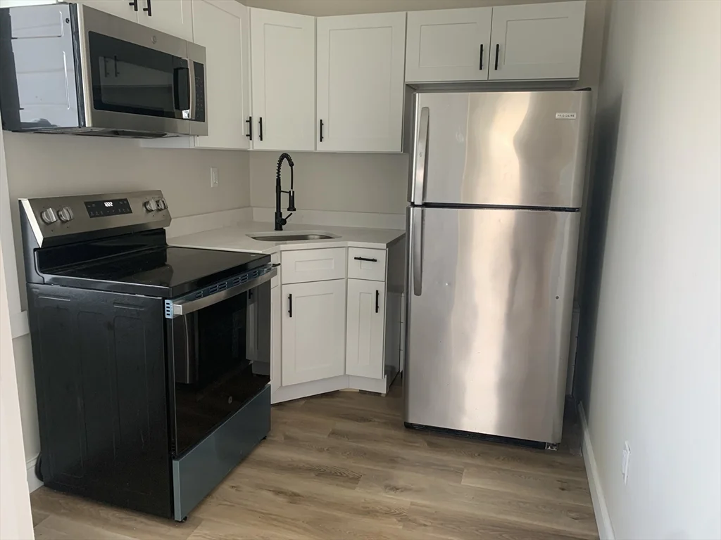 3 bed, 1 bath apartment for rent at 58 Downing St Unit 2, Fall River — photo 1 of 8