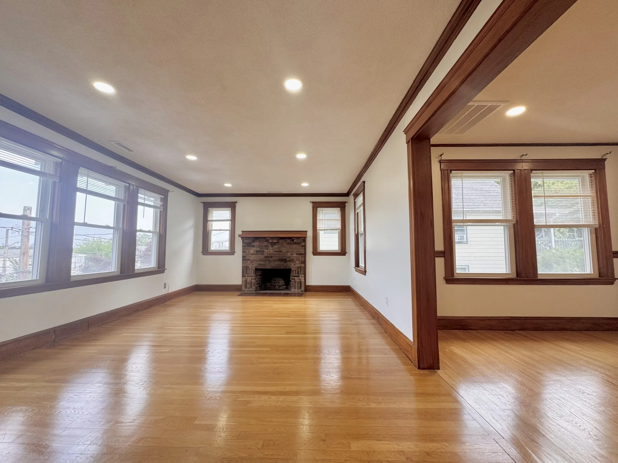3 bed, 2 bath apartment for rent at 58 Edgecliff Rd Unit 2, Strawberry Hill — photo 4 of 20