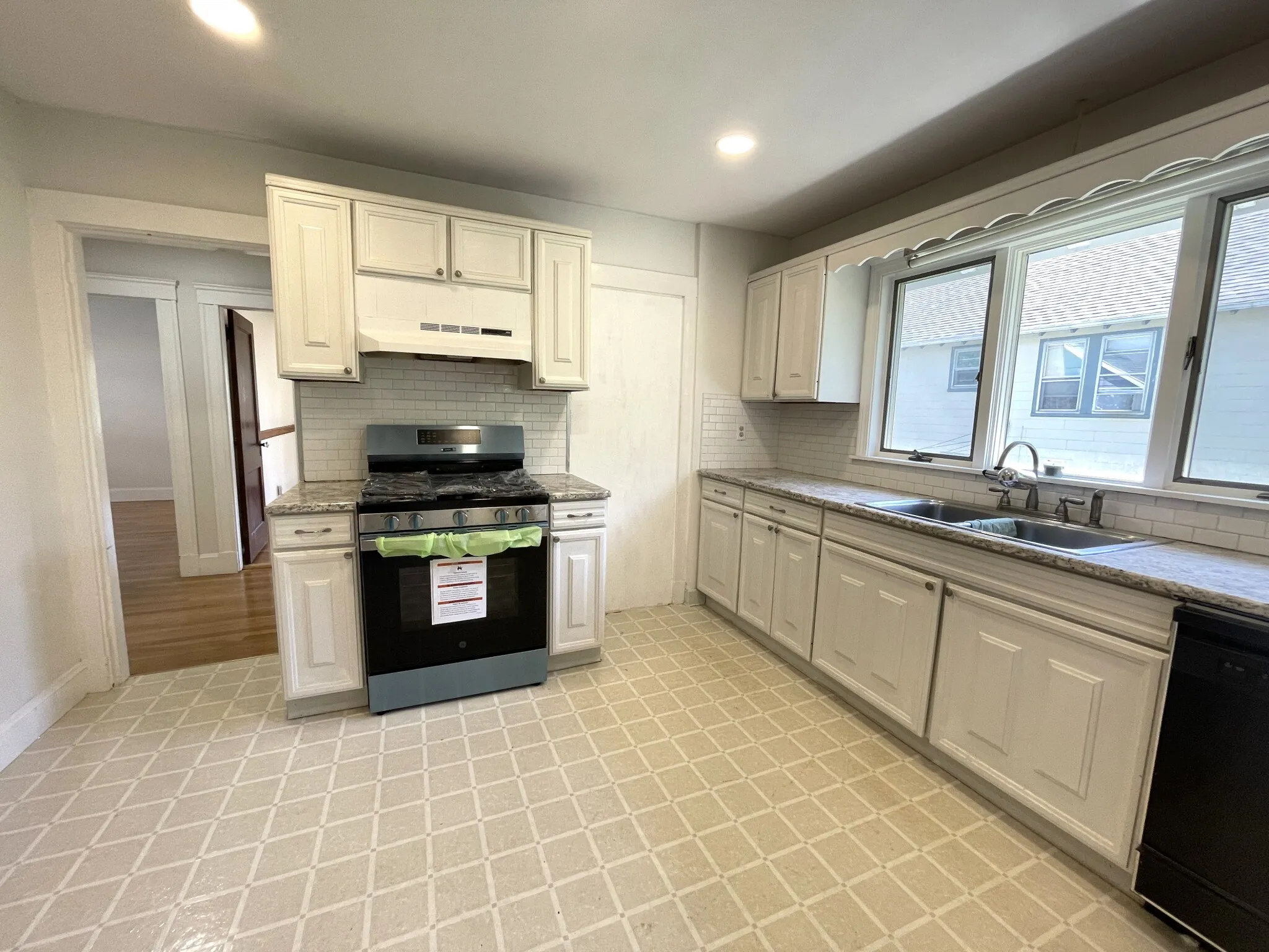 3 bed, 2 bath apartment for rent at 58 Edgecliff Rd Unit 2, Strawberry Hill — photo 8 of 20
