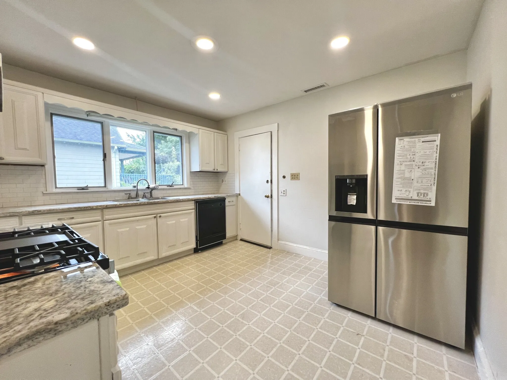 3 bed, 2 bath apartment for rent at 58 Edgecliff Rd Unit 2, Strawberry Hill — photo 6 of 20