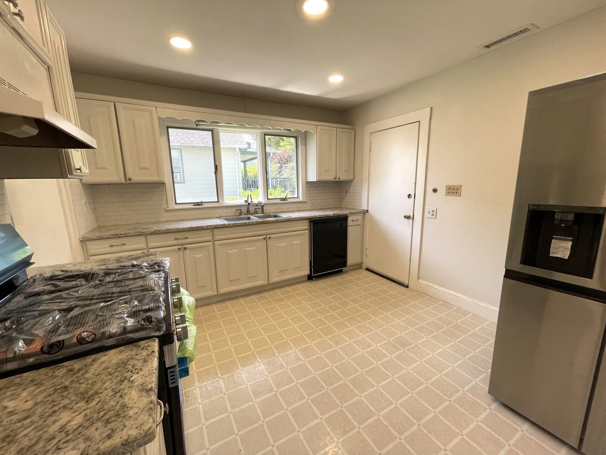 3 bed, 2 bath apartment for rent at 58 Edgecliff Rd Unit 2, Strawberry Hill — photo 7 of 20