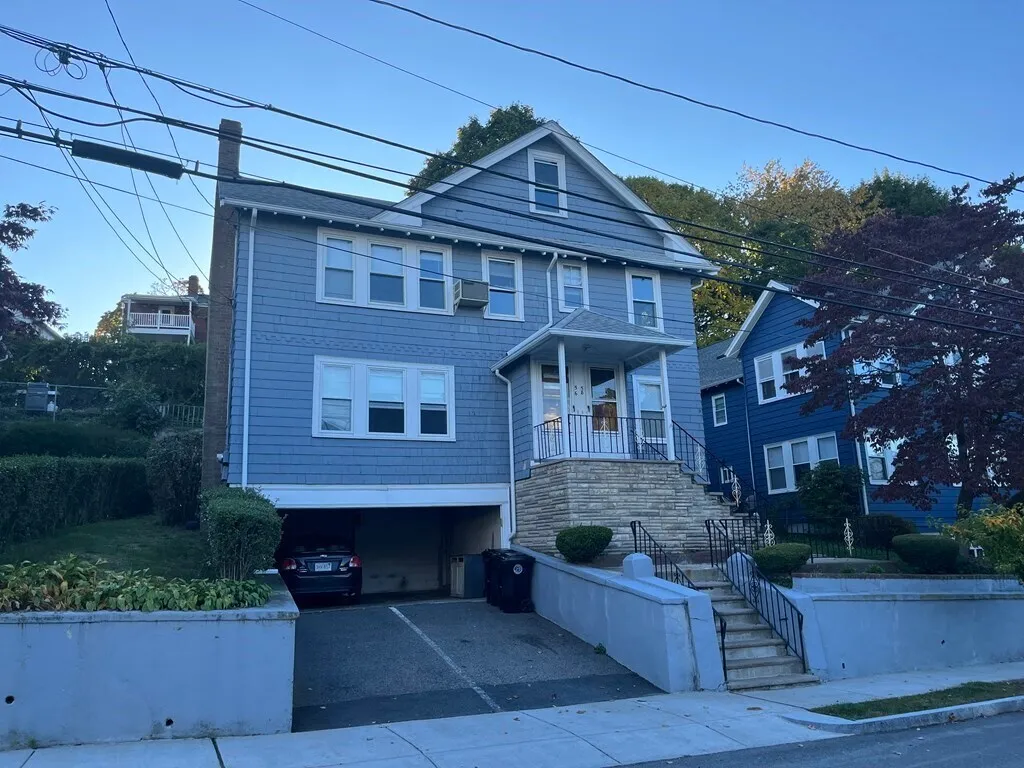 3 bed, 2 bath apartment for rent at 58 Edgecliff Rd Unit 2, Strawberry Hill — photo 1 of 20