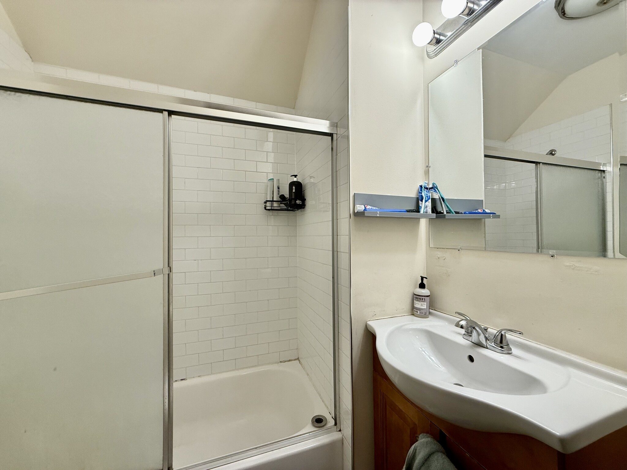 6 bed, 3 bath apartment for rent at 58 Englewood Ave Unit 2, Brighton — photo 18 of 25
