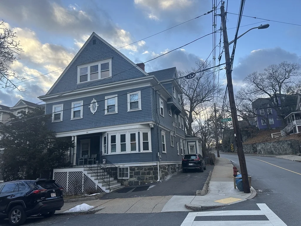 5 bed, 2 bath apartment for rent at 58 Grace St, West End — photo 2 of 15