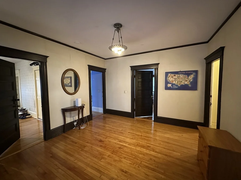 5 bed, 2 bath apartment for rent at 58 Grace St, West End — photo 5 of 15