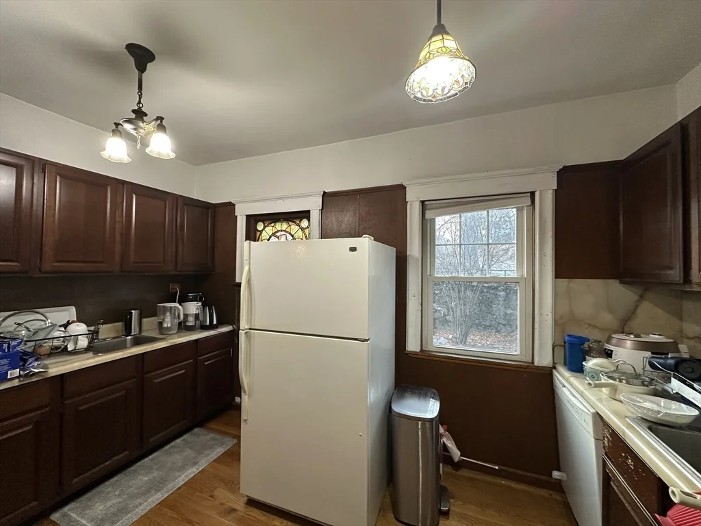5 bed, 2 bath apartment for rent at 58 Grace St, West End — photo 11 of 15