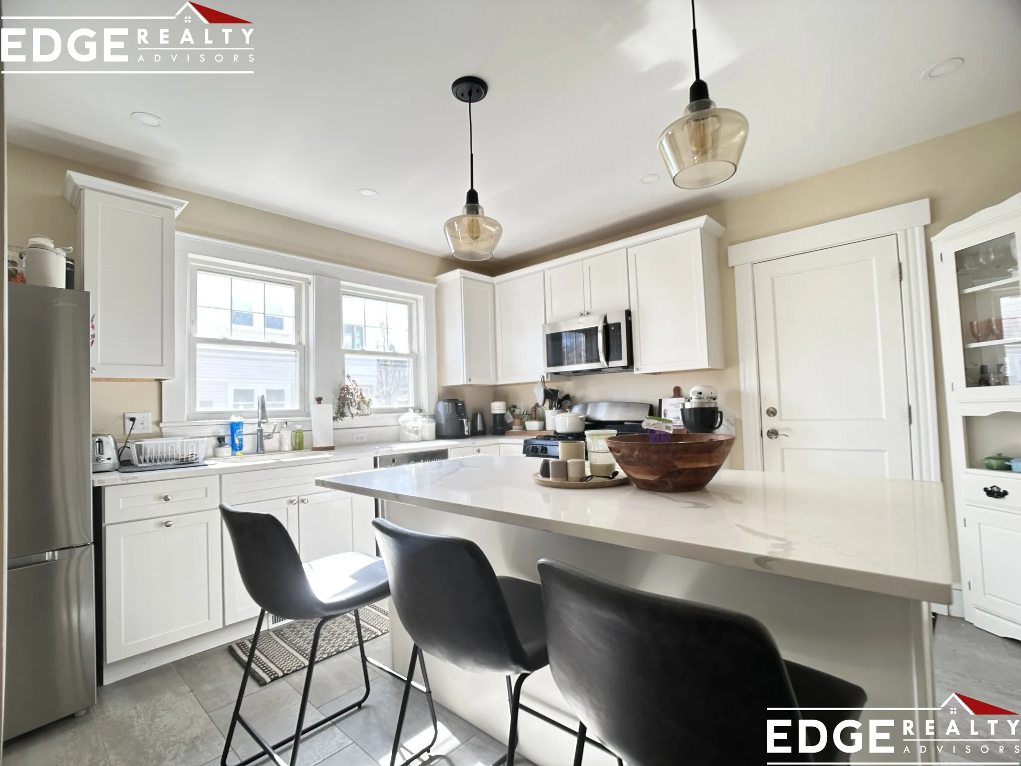 3 bed, 2 bath apartment for rent at 58 Hunnewell Ave Unit 1, Oak Square