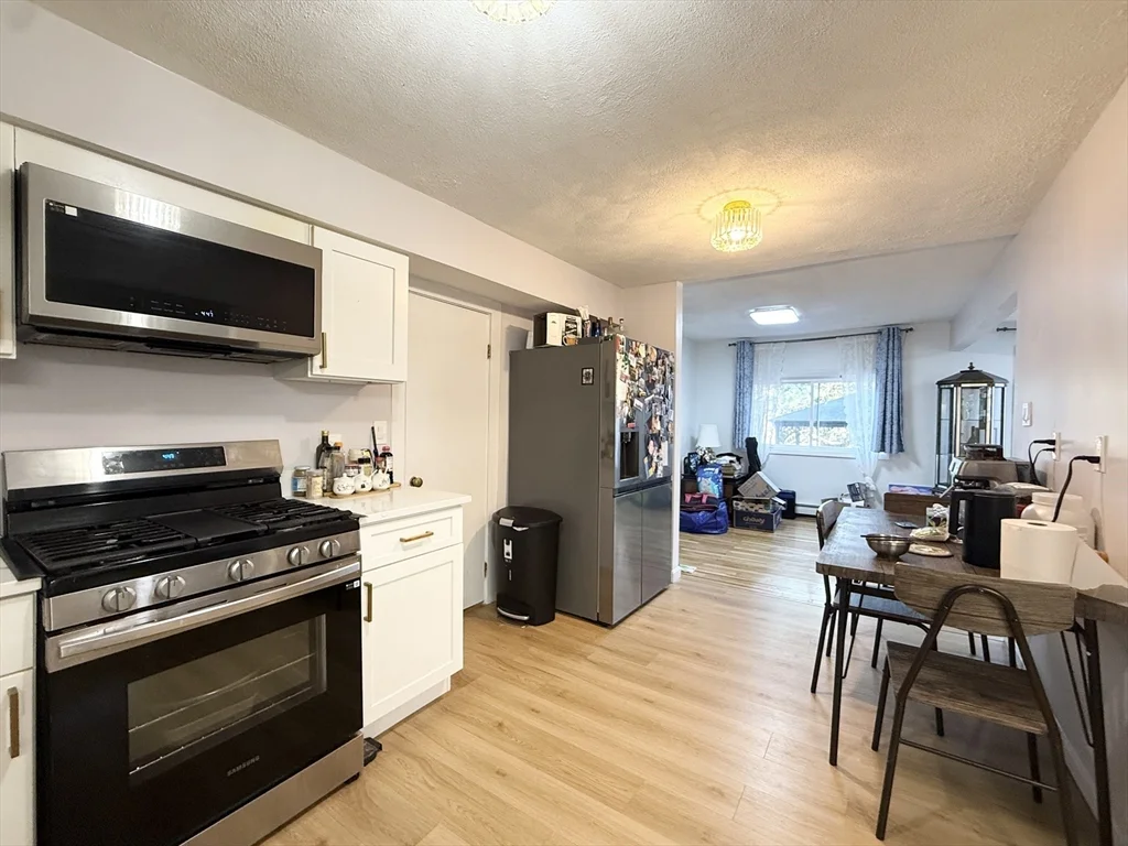 6 bed, 2 bath apartment for rent at 58 Lake St Unit 58, Lakeview — photo 1 of 18