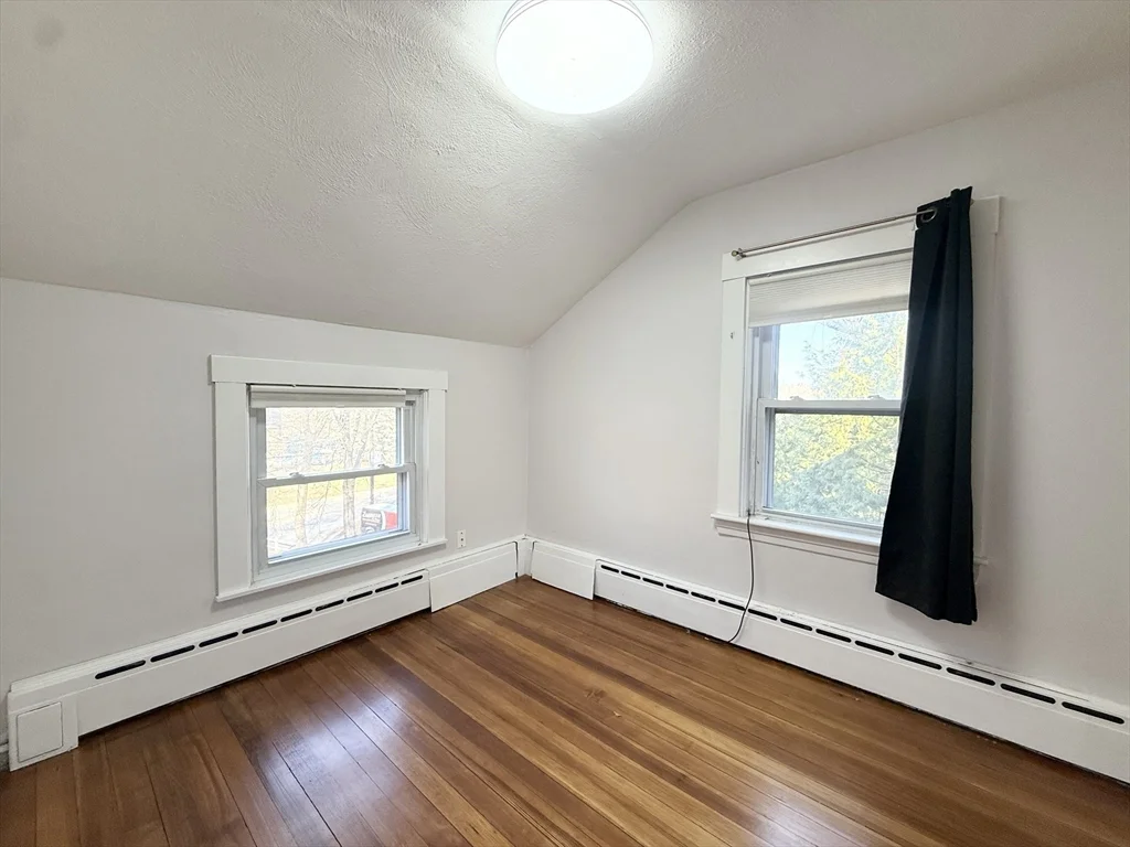 6 bed, 2 bath apartment for rent at 58 Lake St Unit 58, Lakeview — photo 13 of 18