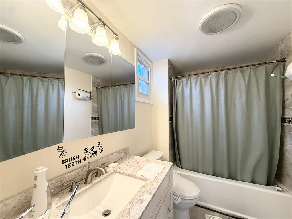 6 bed, 2 bath apartment for rent at 58 Lake St Unit 58, Lakeview — photo 16 of 18