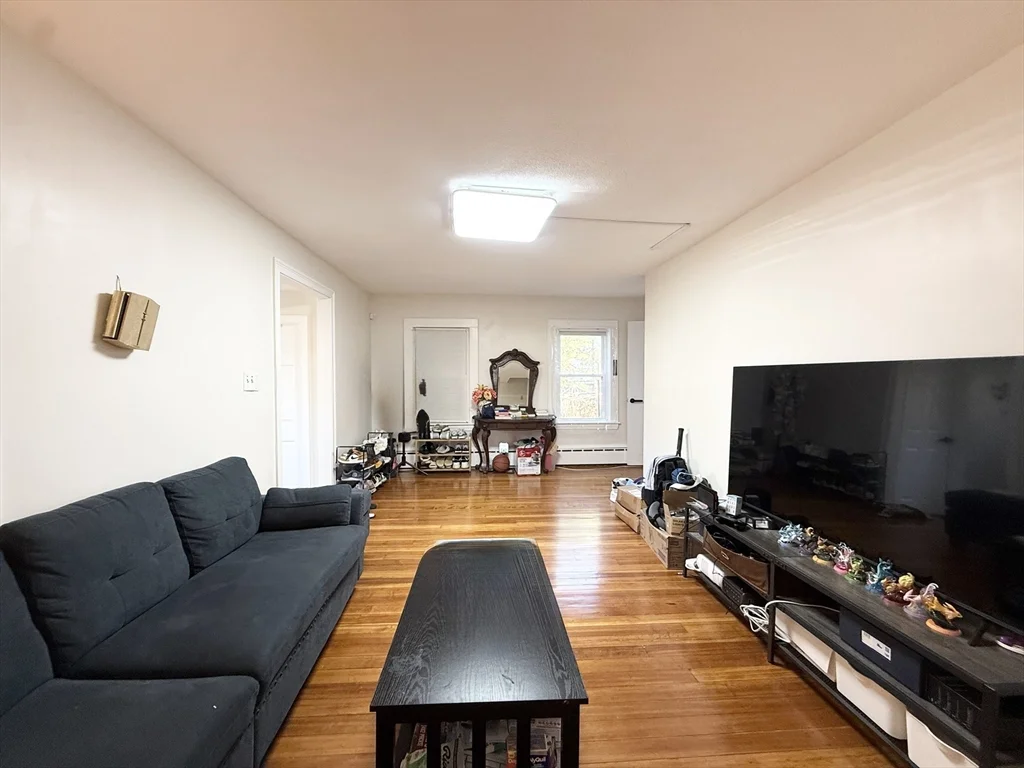 6 bed, 2 bath apartment for rent at 58 Lake St Unit 58, Lakeview — photo 5 of 18