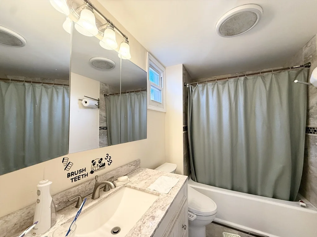 6 bed, 2 bath apartment for rent at 58 Lake St Unit 58, Lakeview — photo 9 of 18