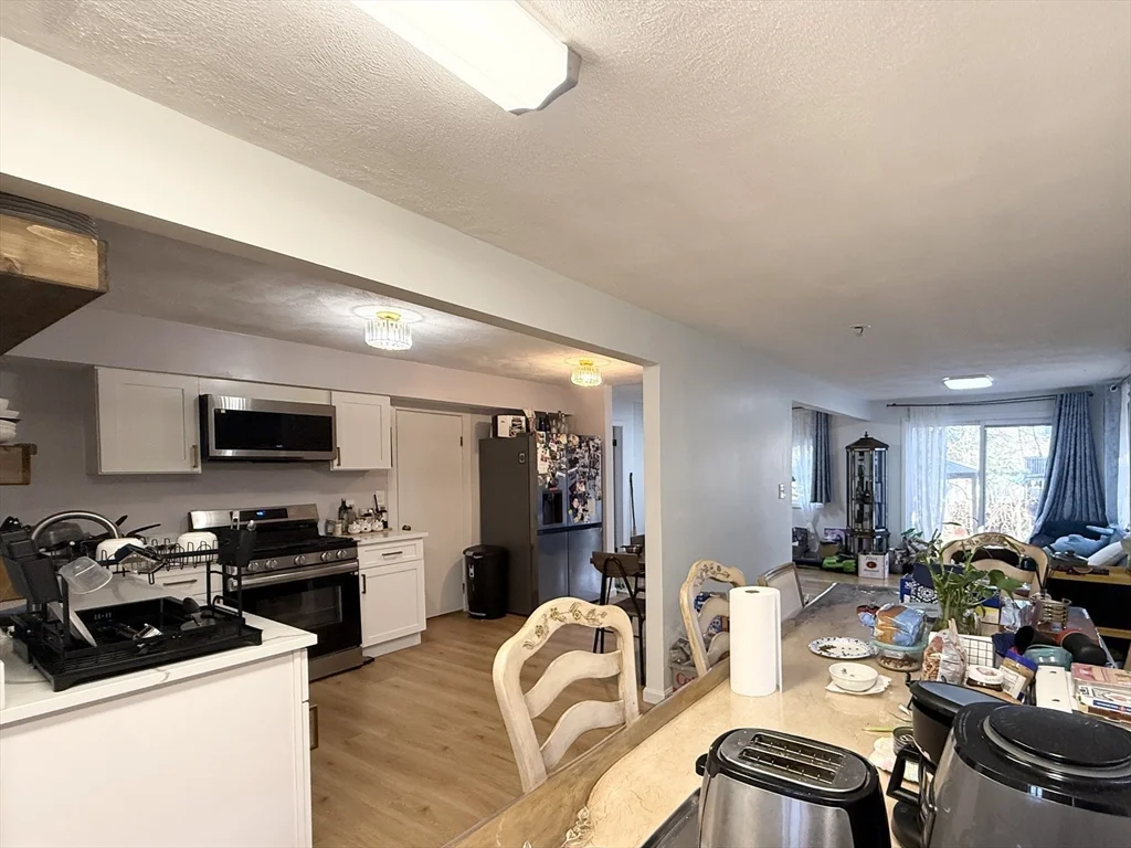 6 bed, 2 bath apartment for rent at 58 Lake St Unit 58, Lakeview — photo 2 of 18