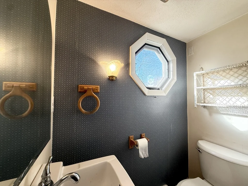 6 bed, 2 bath apartment for rent at 58 Lake St Unit 58, Lakeview — photo 4 of 18