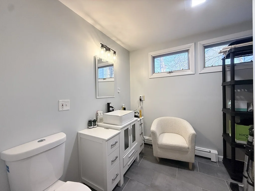 6 bed, 2 bath apartment for rent at 58 Lake St Unit 58, Lakeview — photo 11 of 18