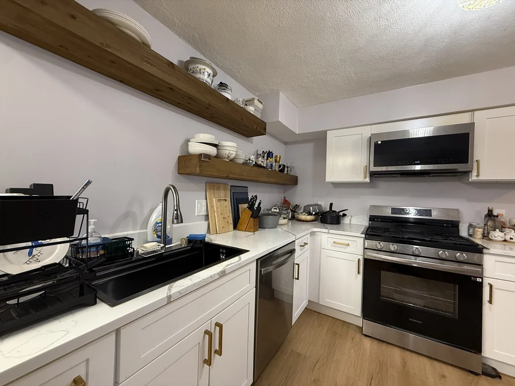 6 bed, 2 bath apartment for rent at 58 Lake St Unit 58, Lakeview — photo 18 of 18