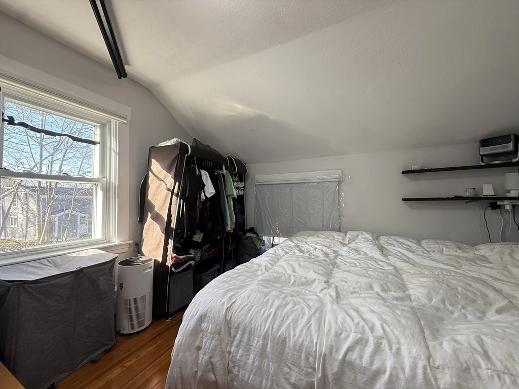 6 bed, 2 bath apartment for rent at 58 Lake St Unit 58, Lakeview — photo 10 of 18