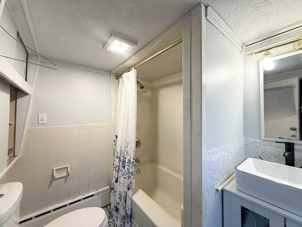6 bed, 2 bath apartment for rent at 58 Lake St Unit 58, Lakeview — photo 17 of 18
