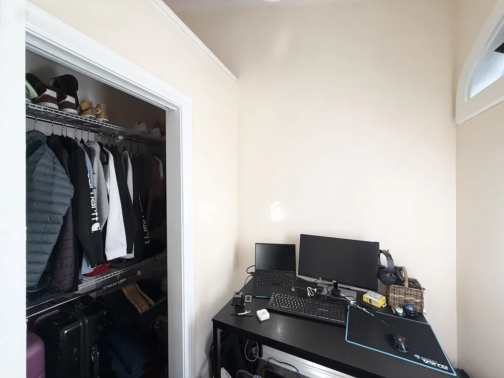 6 bed, 2 bath apartment for rent at 58 Lake St Unit 58, Lakeview — photo 8 of 18