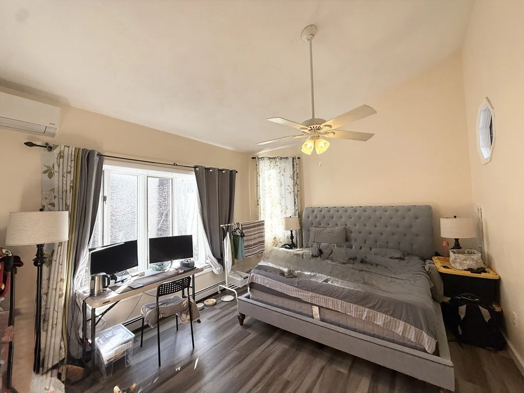6 bed, 2 bath apartment for rent at 58 Lake St Unit 58, Lakeview — photo 7 of 18