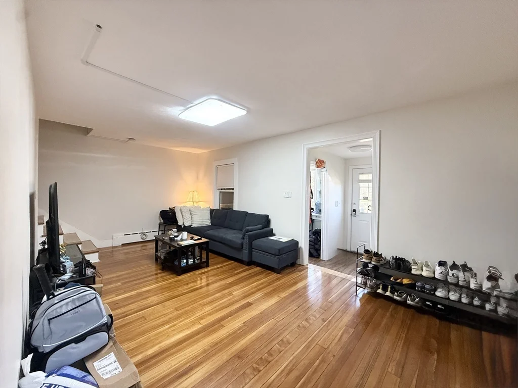 6 bed, 2 bath apartment for rent at 58 Lake St Unit 58, Lakeview — photo 6 of 18