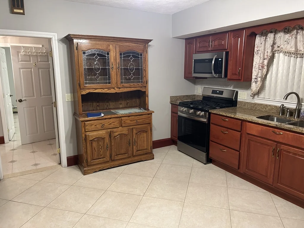 3 bed, 1 bath apartment for rent at 58 Maple St Unit 2, Malden — photo 3 of 20