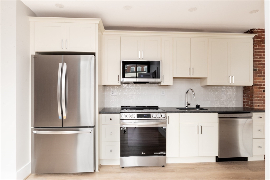 1 bed, 1 bath apartment for rent at 58 State Unit B, Newburyport — photo 7 of 16