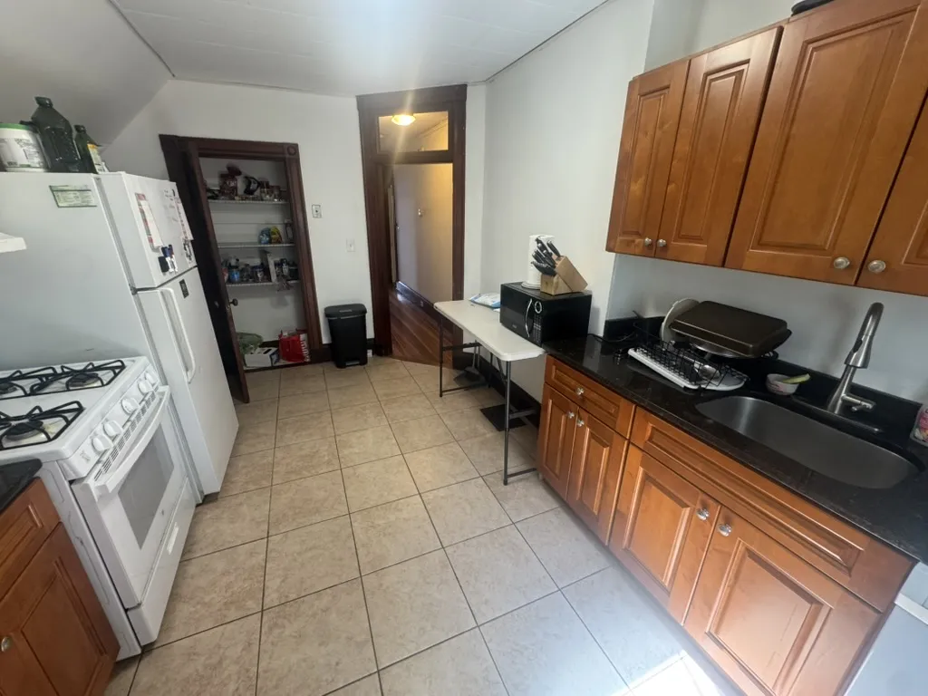 3 bed, 1 bath apartment for rent at 582 Cambridge St Unit 3, Beacon Hill — photo 4 of 6