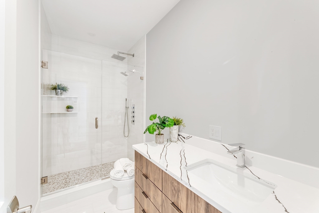 3 bed, 2 bath apartment for rent at 582 East Broadway Unit 2, Boston — photo 14 of 18