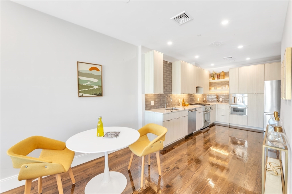 3 bed, 2 bath apartment for rent at 582 East Broadway Unit 2, Boston — photo 4 of 18