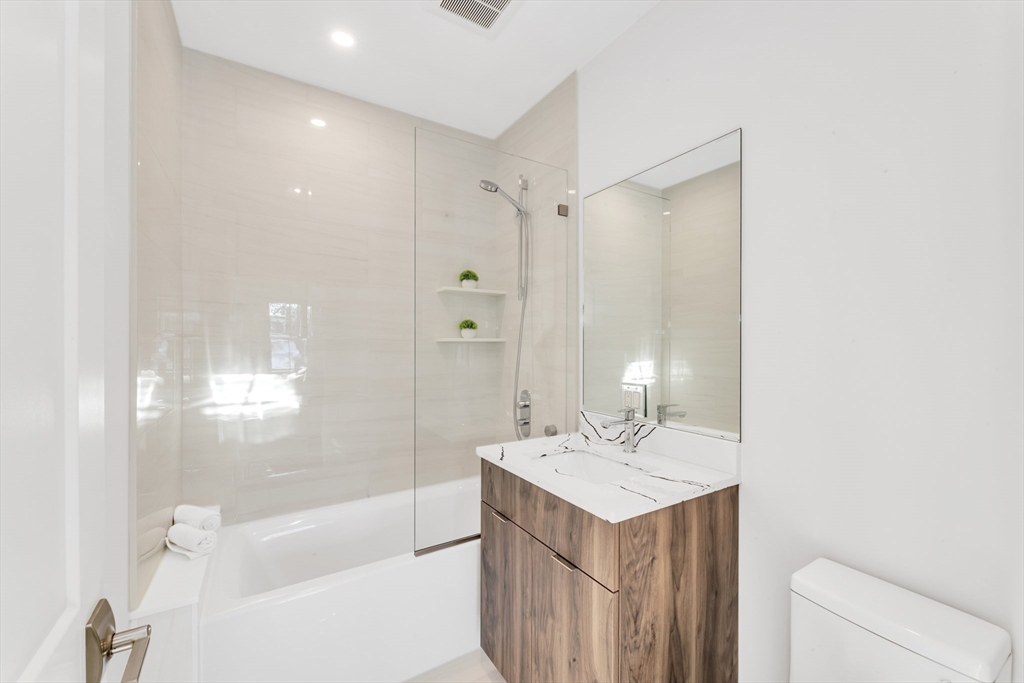 3 bed, 2 bath apartment for rent at 582 East Broadway Unit 2, Boston — photo 13 of 18
