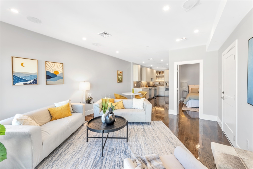 3 bed, 2 bath apartment for rent at 582 East Broadway Unit 2, Boston — photo 3 of 18