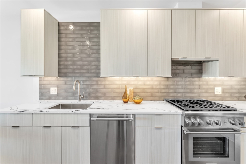3 bed, 2 bath apartment for rent at 582 East Broadway Unit 2, Boston — photo 5 of 18