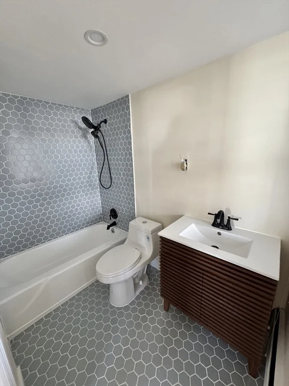 3 bed, 2 bath apartment for rent at 583-585 Shirley St Unit 1, Winthrop — photo 7 of 18