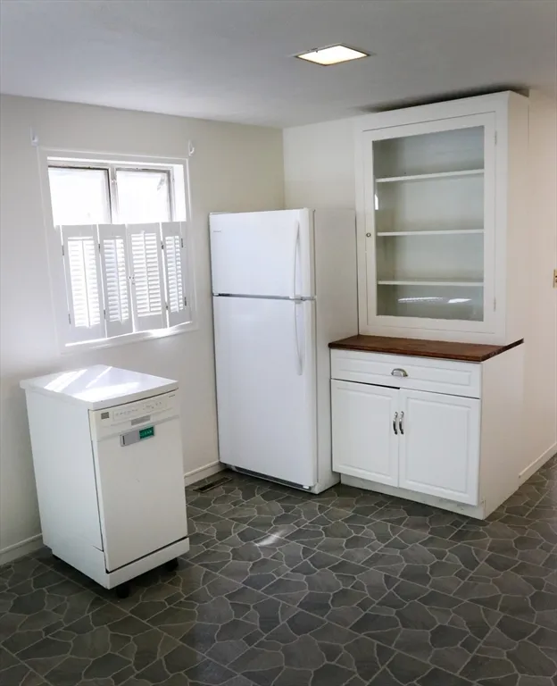 2 bed, 2 bath apartment for rent at 583 Gay St Unit A, Westwood — photo 4 of 14