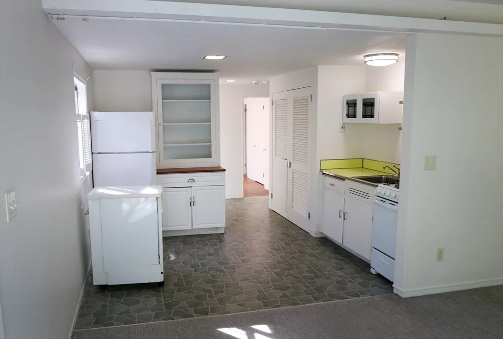 2 bed, 2 bath apartment for rent at 583 Gay St Unit A, Westwood — photo 5 of 14