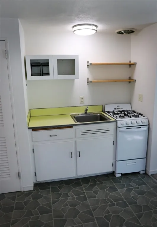 2 bed, 2 bath apartment for rent at 583 Gay St Unit A, Westwood — photo 6 of 14