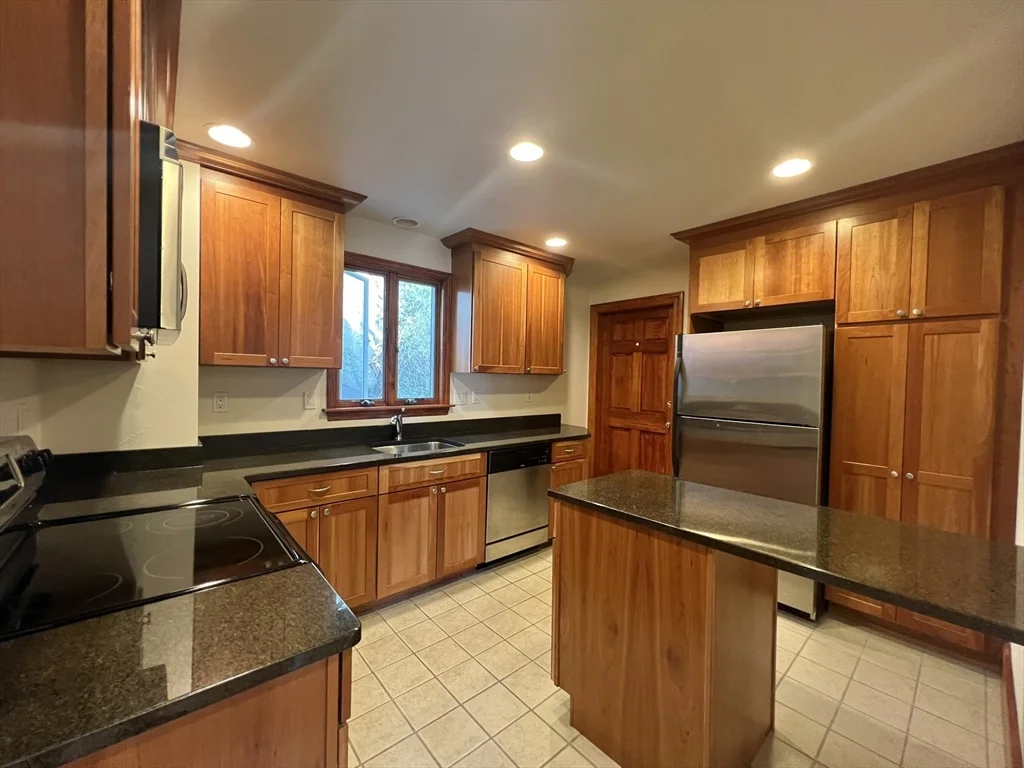 1 bed, 1 bath apartment for rent at 584 Humphrey St Unit 1, Swampscott — photo 5 of 37