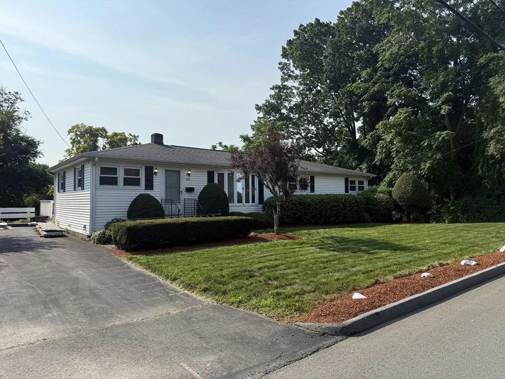 3 bed, 2 bath apartment for rent at 585 Burncoat Unit 1, Worcester — photo 1 of 22