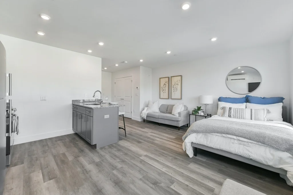 Studio bed, 1 bath apartment for rent at 585 Essex St Unit 207, Lynn — photo 3 of 24