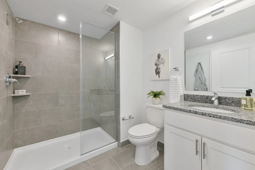 Studio bed, 1 bath apartment for rent at 585 Essex St Unit 215, Lynn — photo 3 of 7