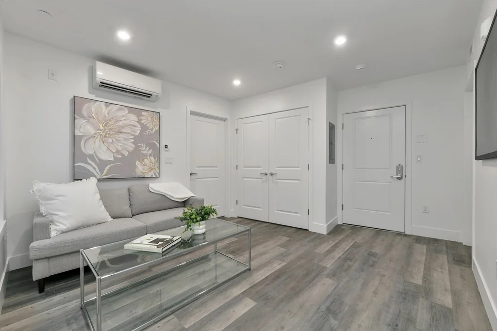 Studio bed, 1 bath apartment for rent at 585 Essex St Unit 217, Lynn — photo 2 of 25