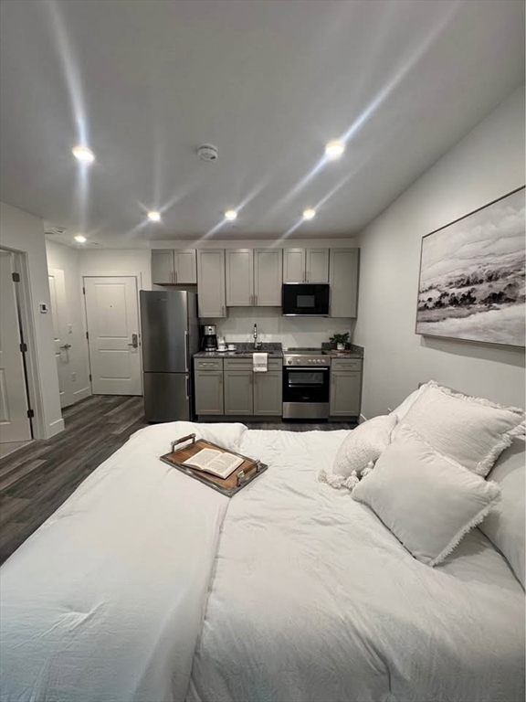 Studio bed, 1 bath apartment for rent at 585 Essex St Unit 223, Lynn — photo 2 of 22