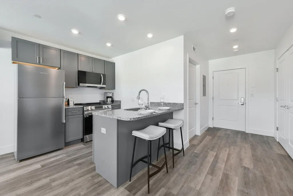 Studio bed, 1 bath apartment for rent at 585 Essex St Unit 307, Lynn — photo 6 of 24